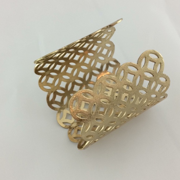 Wide 2 1/2” lacy gold tone cuff bracelet - Picture 2 of 4